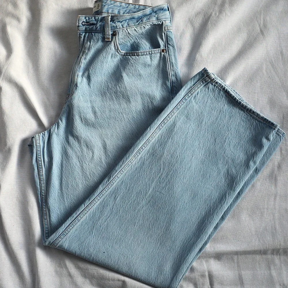 Abercrombie & FitchThe LooseHigh RiseLight WashSize 31/12L - Picture 5 of 6